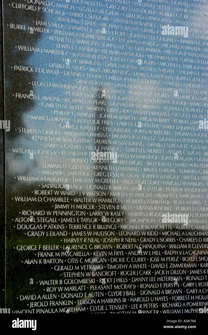 Reflexion des Washington Monument in der Vietnam-Krieg-Memorial-Wand in Washington, D.C. Stockfoto