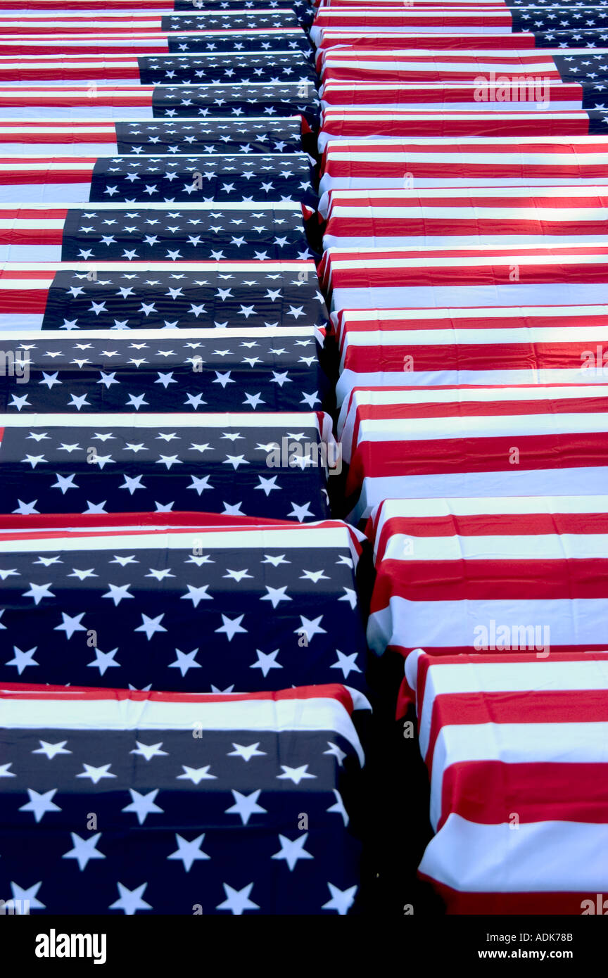 Amerikanische Flagge drapiert mock Schatullen während Krieg gegen Lincolon Memorial in Washington, D.C. Stockfoto