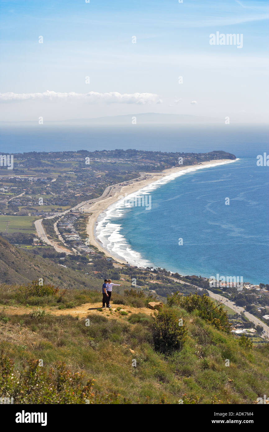 Paar Wandern an der Küste von Kalifornien Charmlee Wilderness Area mit Blick auf Zuma Beach in Malibu Stockfoto