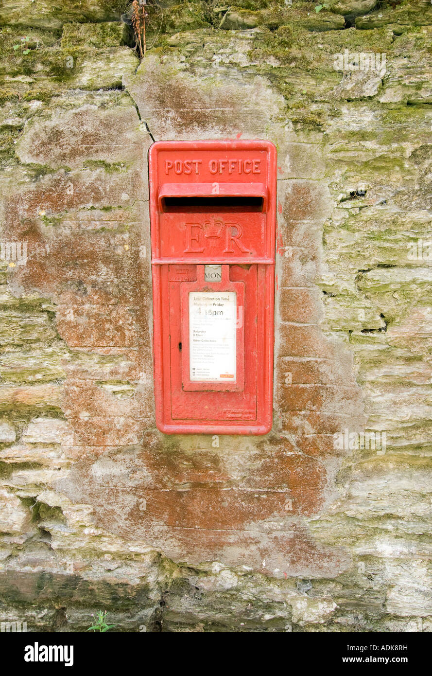 Briefkasten set in einer Wand in Polruan Cornwall Stockfoto