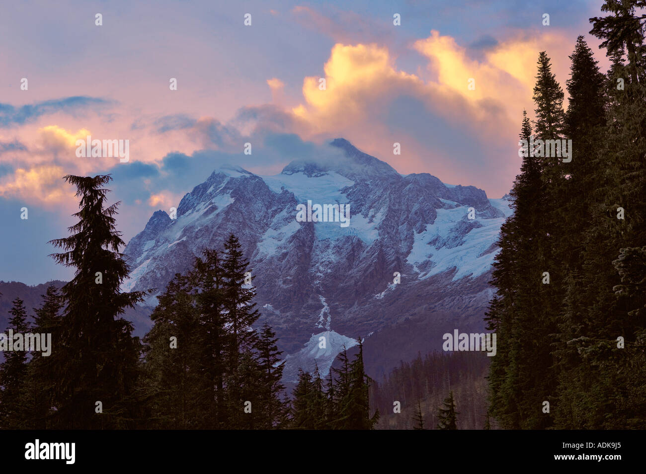 Mt Shuksan nach dem ersten Schneefall im Herbst Washington Stockfoto