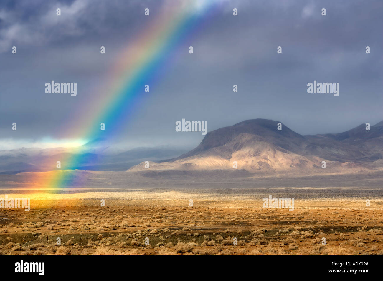 Regenbogen mit Bergen Black Rock Desert National Conservation Area Nevada Stockfoto