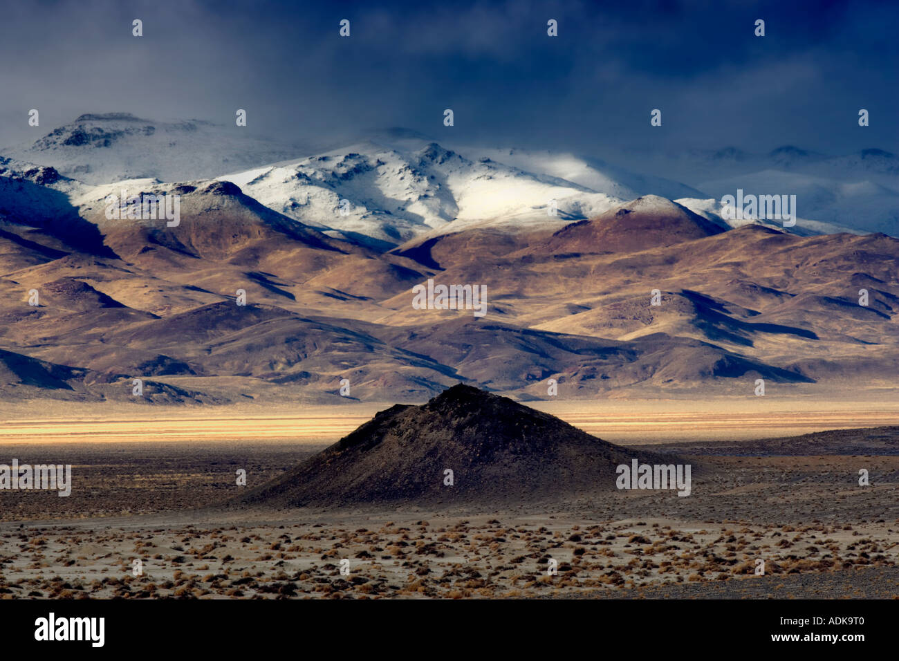 Kleinen Schlackenkegel und Schnee bedeckt Berge Black Rock Desert National Conservation Area Nevada Stockfoto