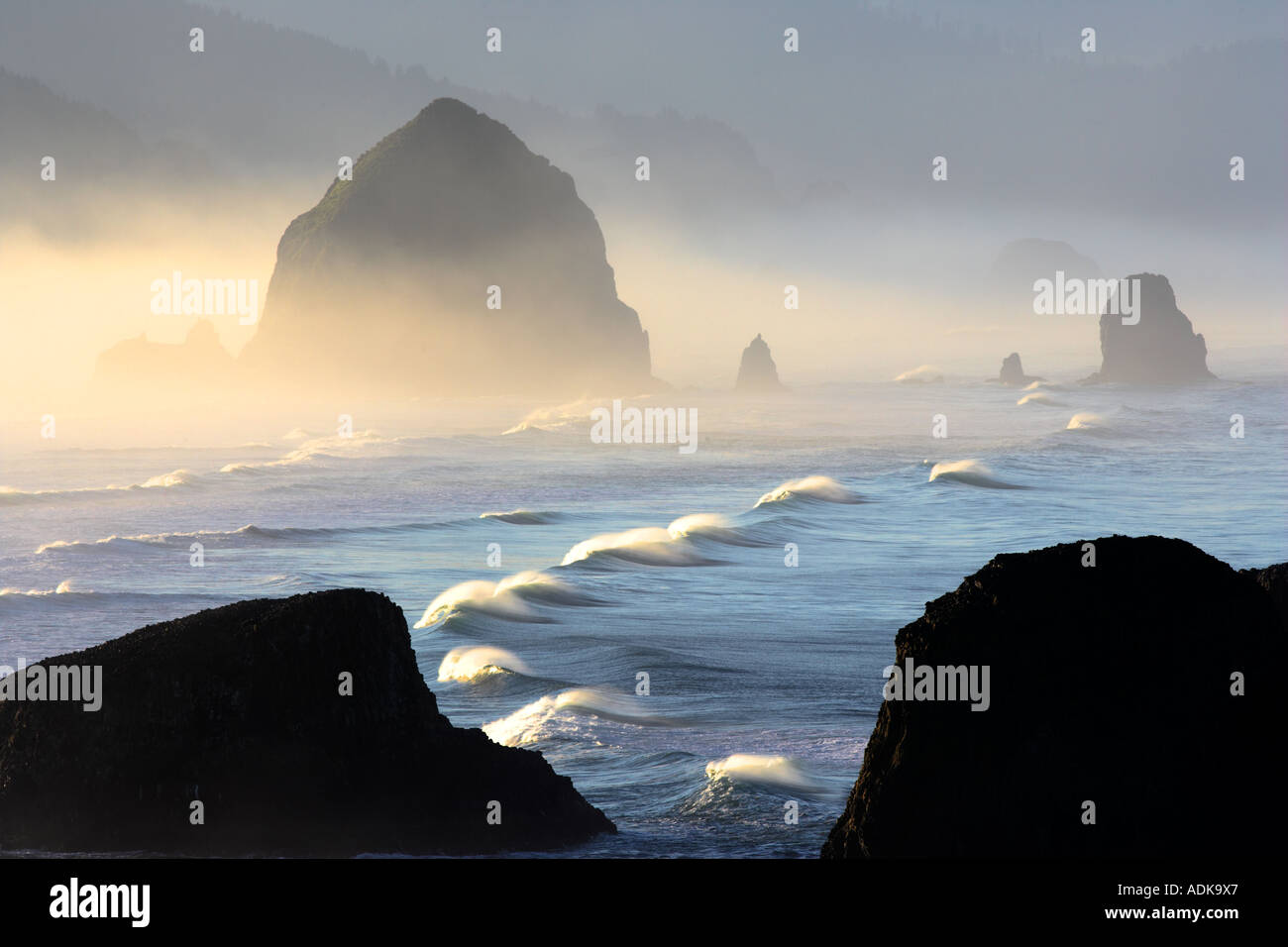 Wellen mit Offshore-Wind in Cannon Beach, Oregon Stockfoto