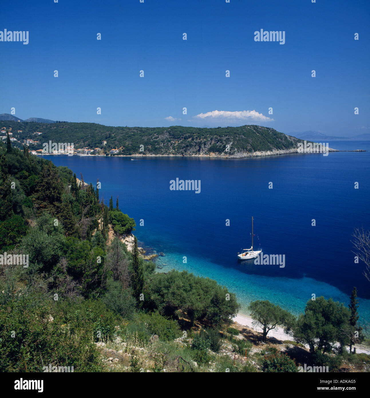 Blick entlang Baum festgemacht gesäumten Küste in einer Bucht, wo ein einsame Yacht ist, Kioni Bay Ithaka die Ionischen Inseln griechische Inseln Griechenlands Stockfoto