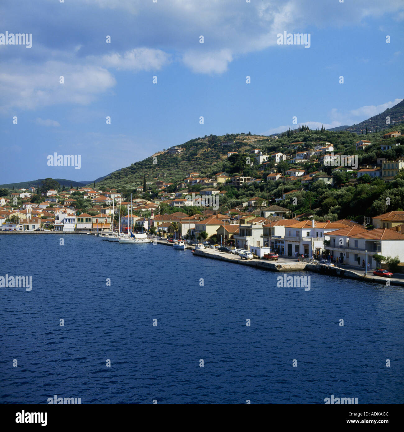 Blick über die Bucht nach Vathi Stadt mit bewaldeten Hügeln jenseits Ithaka die Ionischen Inseln griechische Inseln Griechenlands Stockfoto