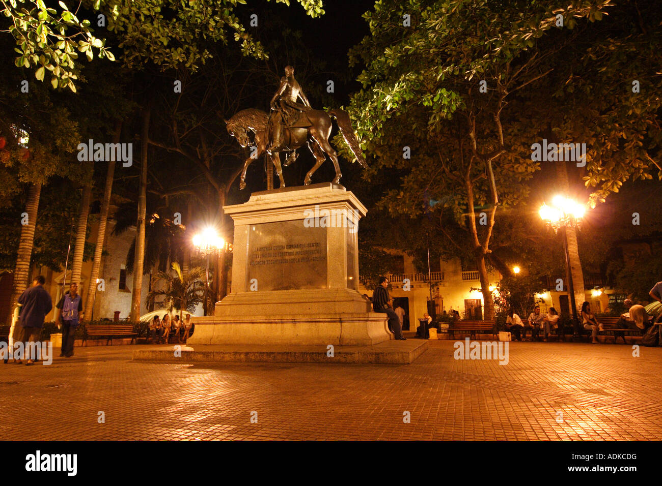 Bolivar-Denkmal am Bolivar Park von Nacht, Cartagena de Indias, Bolivar, Kolumbien, Südamerika Stockfoto