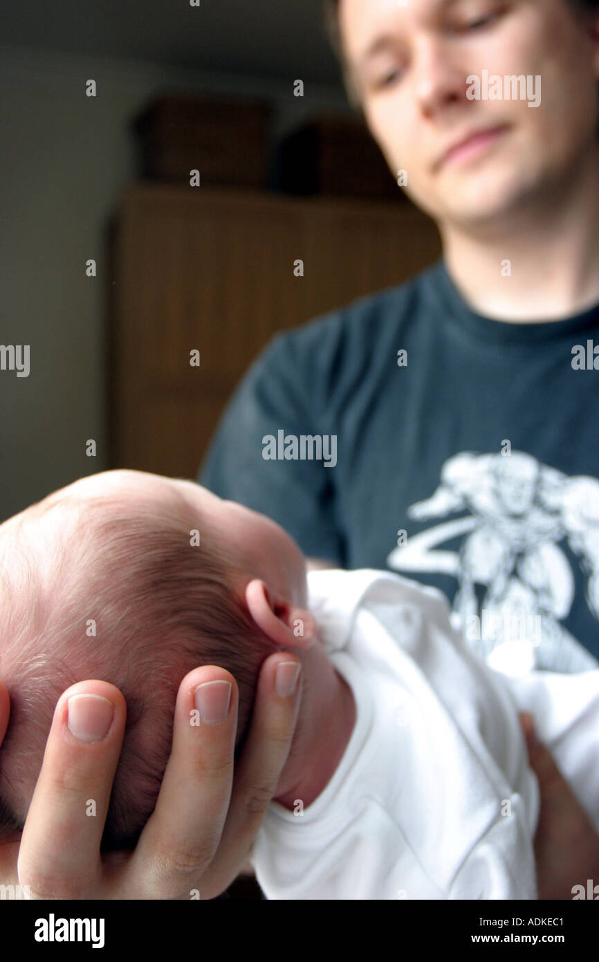 Vater holding Neugeborenen Stockfoto
