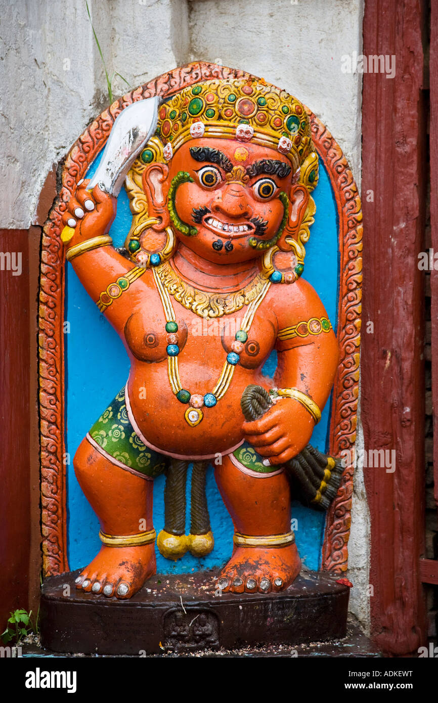 Einer der vielen schönen Statuen der Hindu-Gott um das Land in die Stadt Maru Tol außerhalb von Kathmandu Nepal Stockfoto