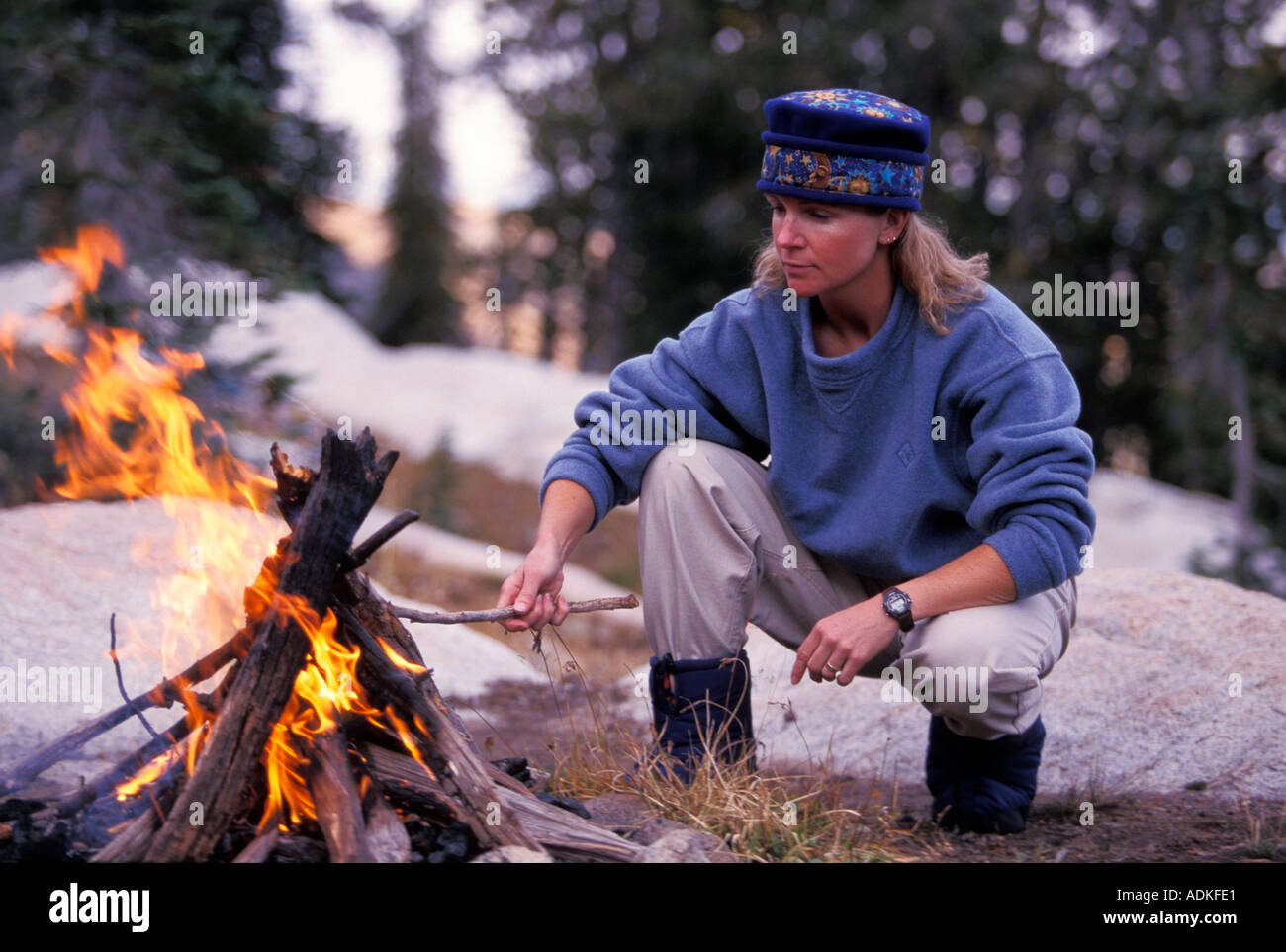 Frau Gebäude ein Lagerfeuer Stockfoto