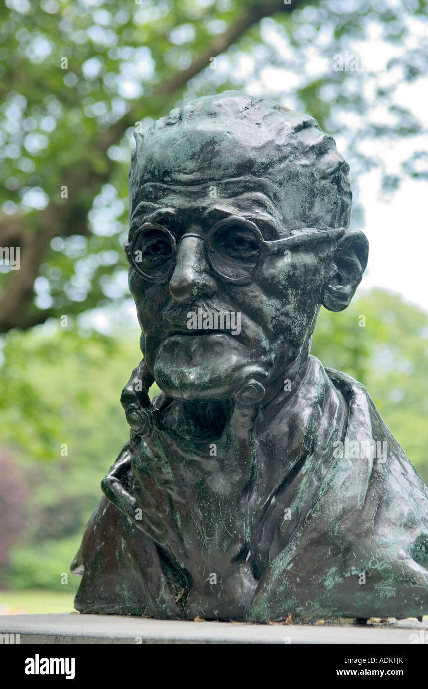 Dublin City. Statue des irischen Autors Literatin Schriftsteller Schriftsteller James Joyce in St. Stephens Green. Stockfoto