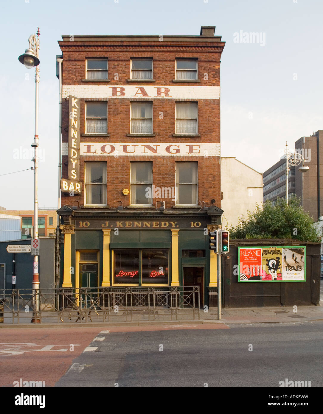 Kennedys Bar Public House auf Georges Quay an den alten Docks der Südseite des Flusses Liffey. Stadt von Dublin, Irland. Stockfoto