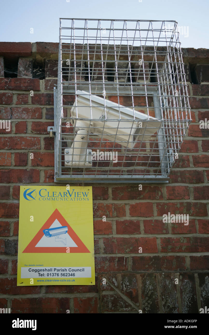 CCTV-Kamera auf Dorf Halle geschützt durch einen metallischen Netz Käfig England UK Stockfoto