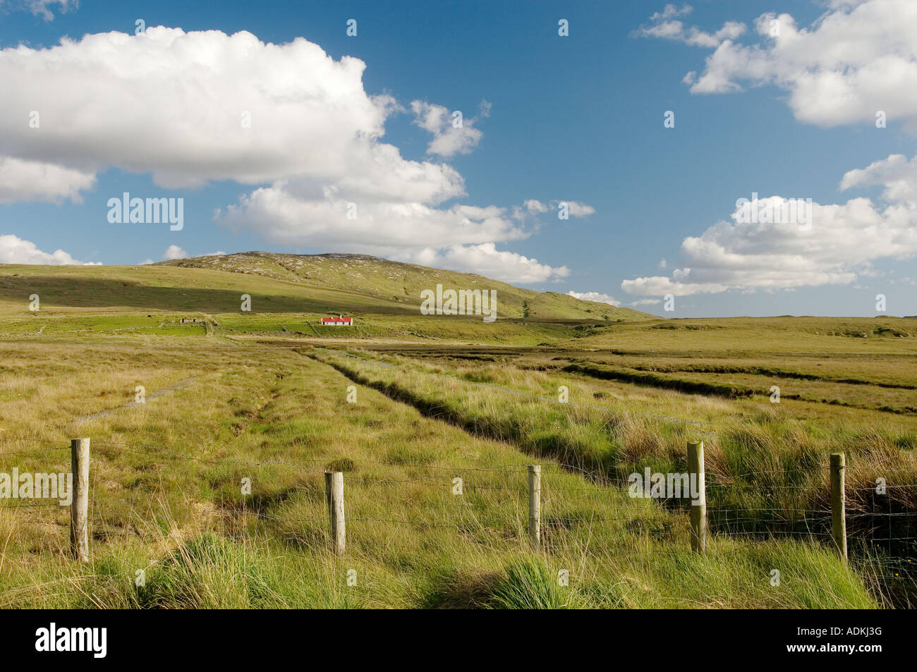 Bauernhof Ferienhaus Turf Moor Hügellandschaft in der Nähe von Dunglow an der Bergstrasse nach Ballybofey, Co. Donegal, Irland. Stockfoto