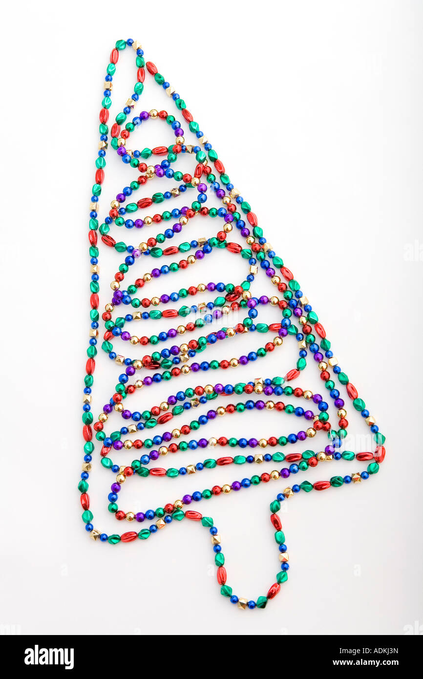 Nahaufnahme der Weihnachtsbaum mit bunten Perlen Stränge auf weißem Hintergrund Studioportrait gemacht Stockfoto