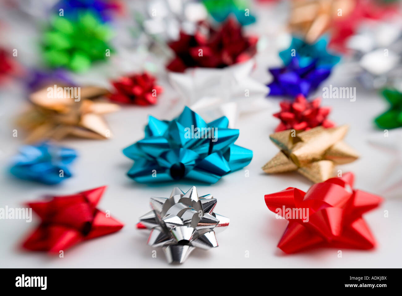 Nahaufnahme von mehreren bunten Weihnachtsgeschenk Bögen auf weißem Hintergrund Studioportrait Stockfoto
