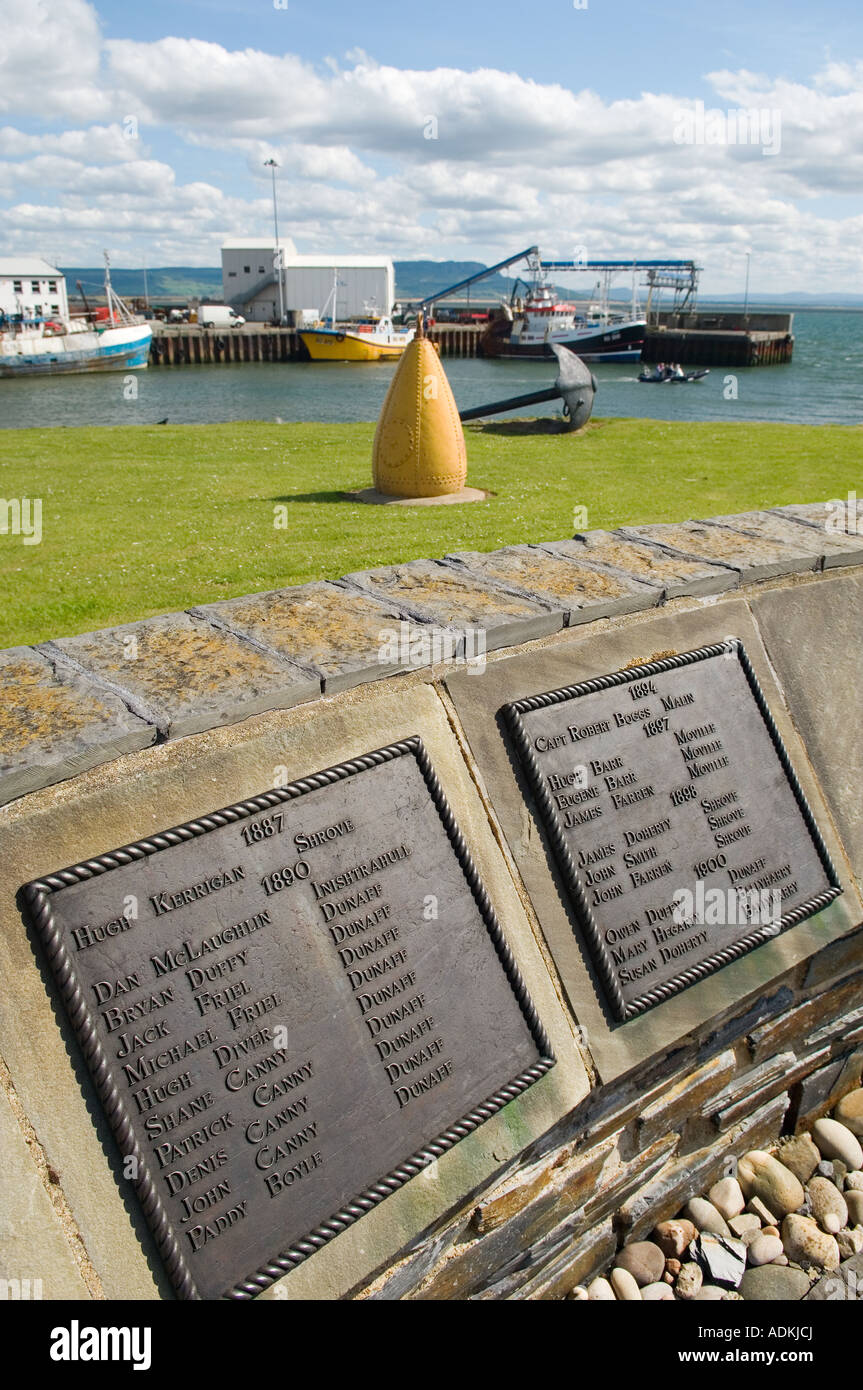 Denkmal am Fischerhafen Greencastle, Halbinsel Inishowen, County Donegal, Irland. Listet auf Inishowen Segler auf See verloren. Stockfoto