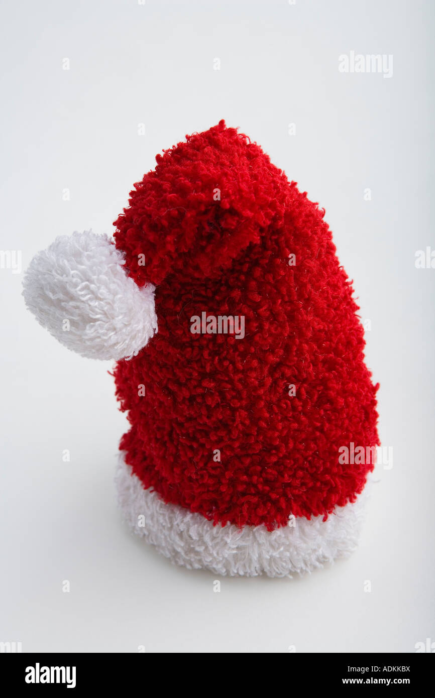 Nahaufnahme der kleine Weihnachtsmann-Mütze mit Quaste ausgestreckt auf weißem Hintergrund Studioportrait Stockfoto
