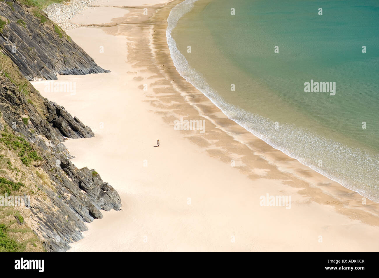 Frau zu Fuß auf verlassenen Silver Strand Strand von Malin Beg, Glencolmcille, Grafschaft Donegal. Westende des Slieve League Klippen. Stockfoto