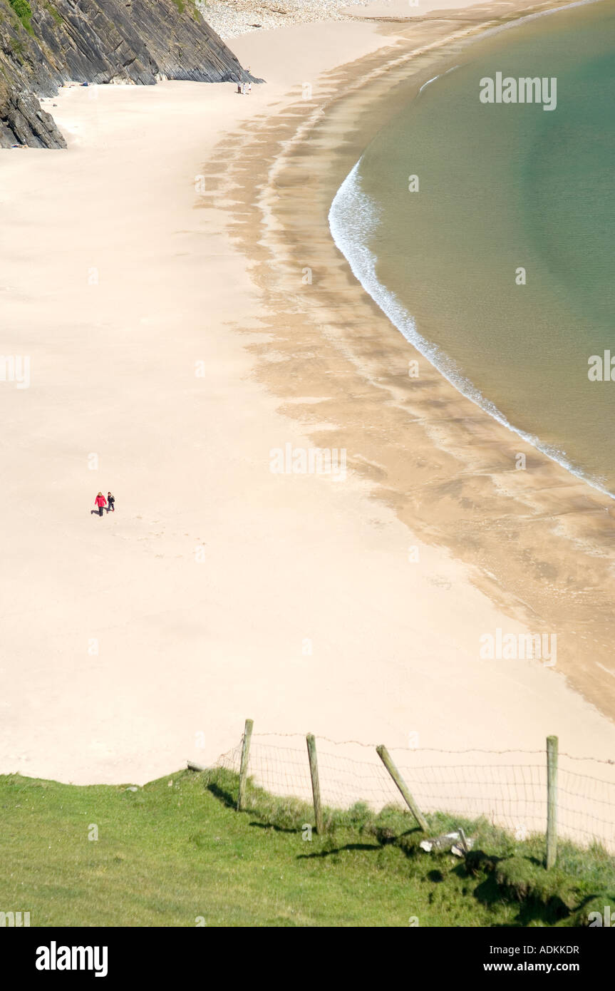 Menschen zu Fuß auf Silver Strand Strand von Malin Beg, in der Nähe von Glencolmcille, Grafschaft Donegal. Westende des Slieve League Klippen. Stockfoto