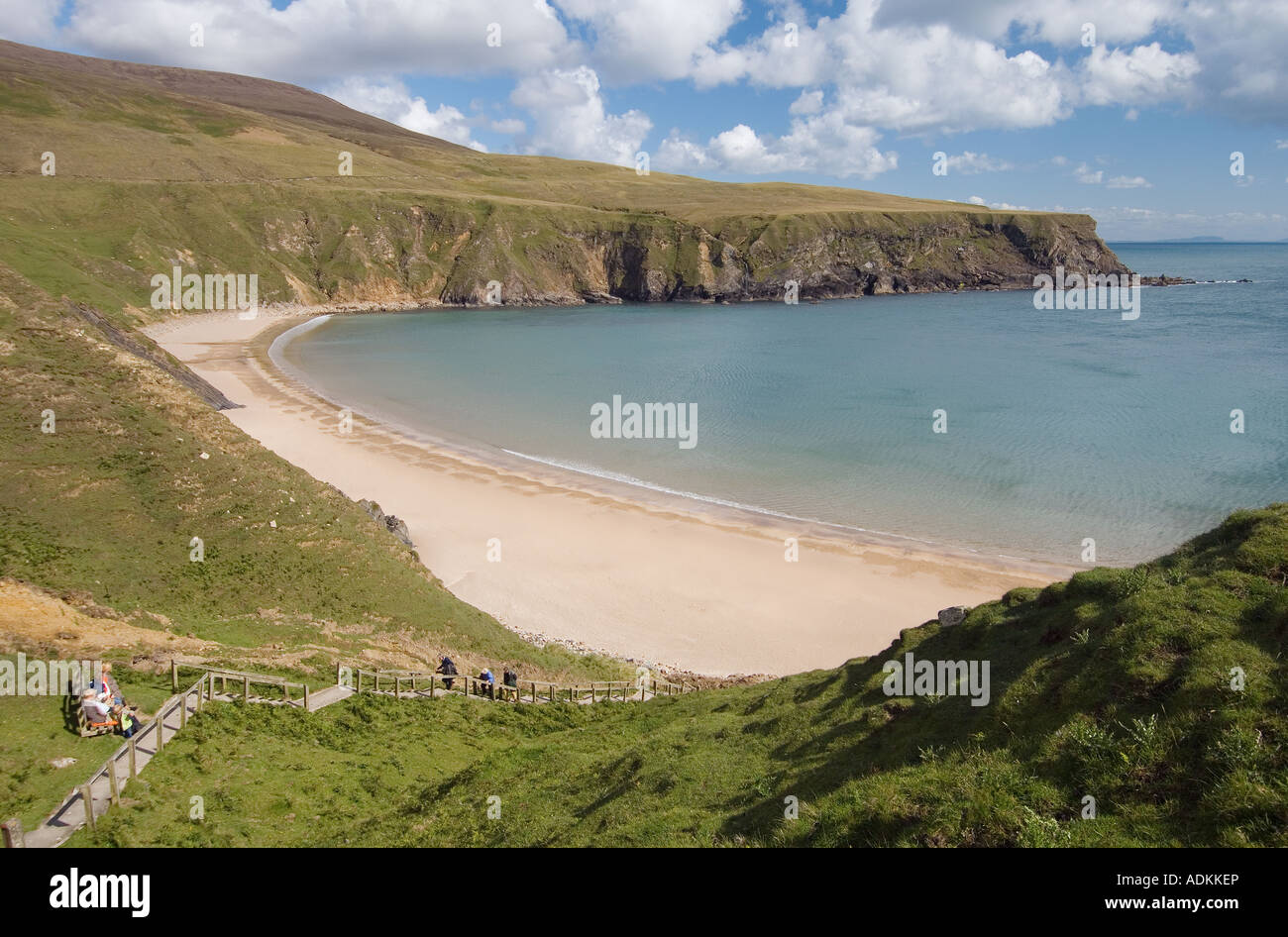 Menschen klettern Weg vom Silver Strand Beach bei Malin Beg, Glencolmcille, Grafschaft Donegal. Westende des Slieve League Klippen Stockfoto