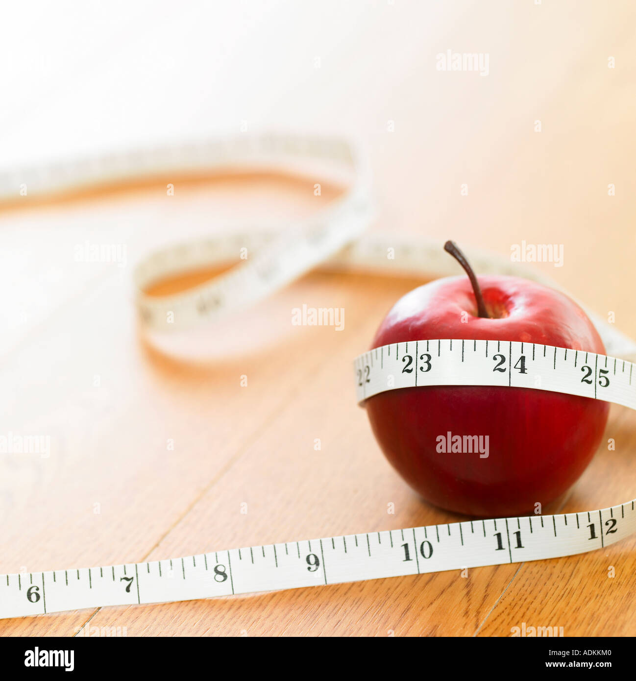 einen Apfel und ein Lineal Stockfoto