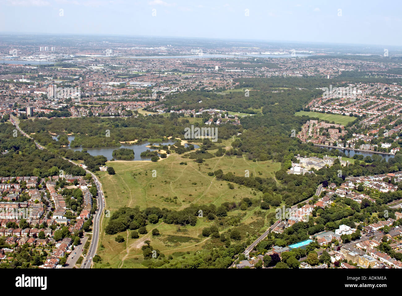 Schräge hochrangige Luftbild westlich von Wanstead Park in Richtung Leytonstone London E12 E11 England Stockfoto