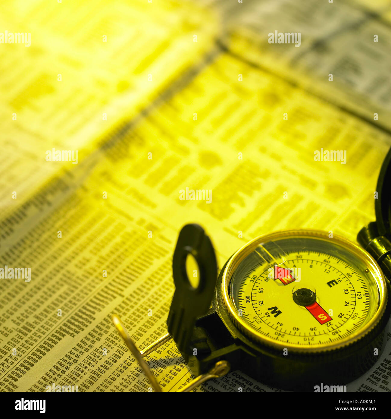 Business-Artikel für eine Zeitung und einen Kompass Stockfoto