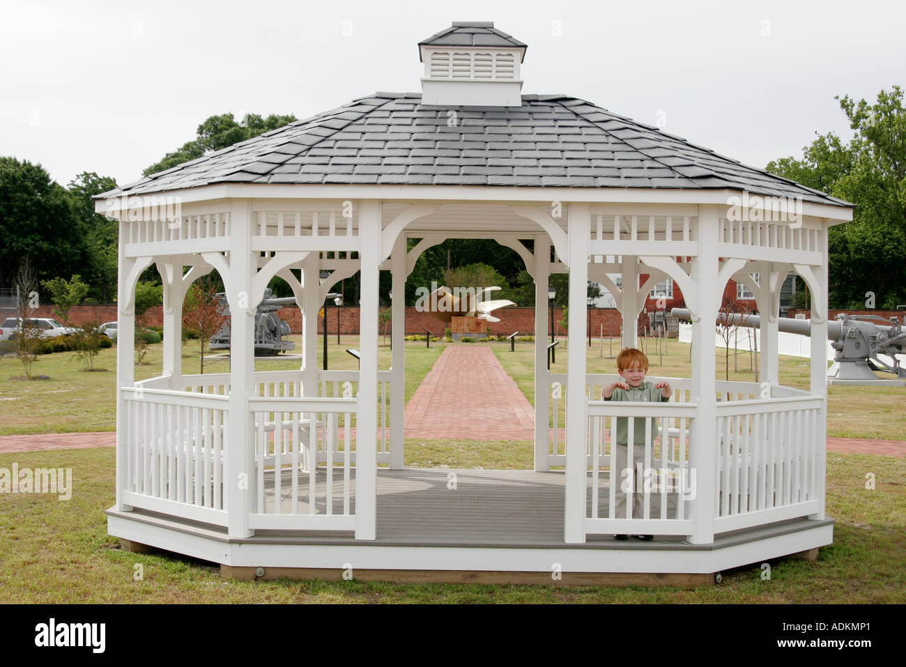 Portsmouth Virginia, Lincoln Street, Path of History, Militärpark, Pavillon, junge Jungen Jungen Jungen Jungen männlich Kind Kinder Kinder, Besucher reisen Reise Tour Stockfoto