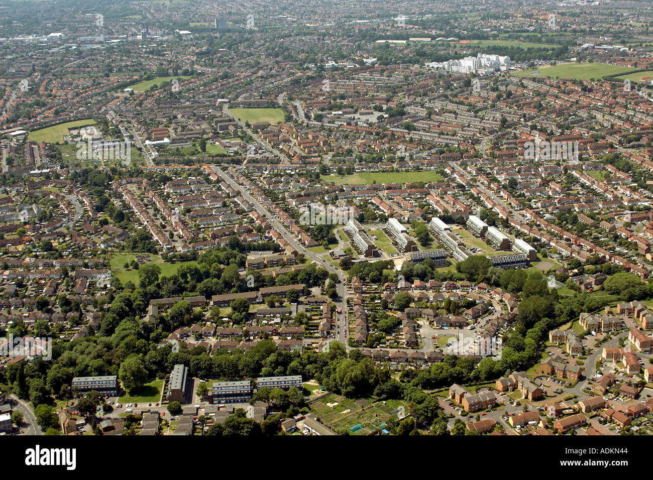 Oblique hohe luftaufnahme westlich von hackbridge über den Fluss Wandle die Wrythe Rosehill und St. Helier Hospital London SM5 SM1 England 2005 Stockfoto