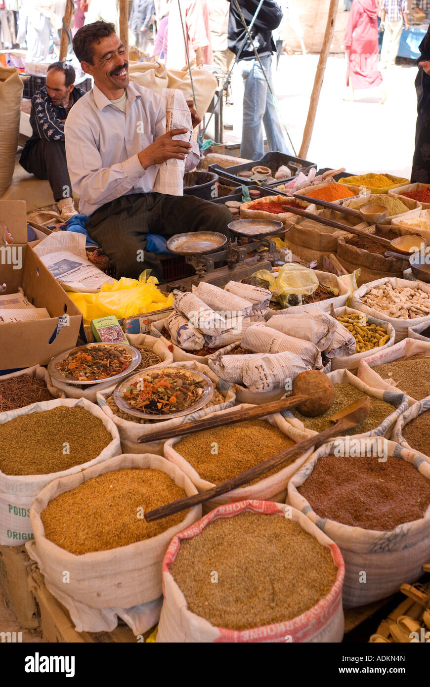 lächelnd Vermarkter Vertrieb Gewürze auf einem Markt in Kasba Tadla Marokko Afrika nur für verwenden redaktionelle und private keine Model-release Stockfoto