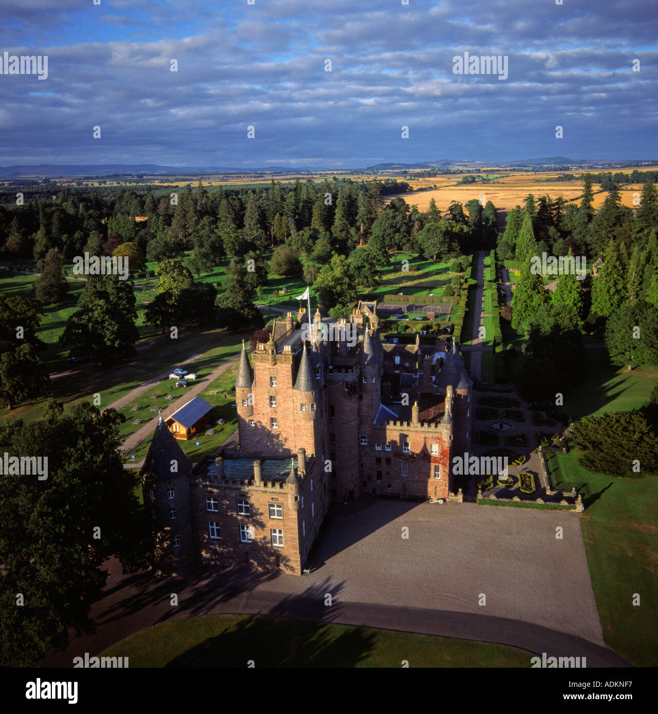 Glamis Castle Schottland Antenne Elternhaus der Königinmutter Elizabeth anzeigen Stockfoto