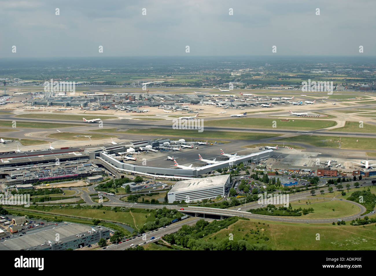 Oblique hohe luftaufnahme North West zum Flughafen Heathrow mit dem Terminal Eins 1 Zwei 2 Drei 3. und vier 4 Flugzeug oder Flugzeuge LondonTW 6 England 2005 Stockfoto