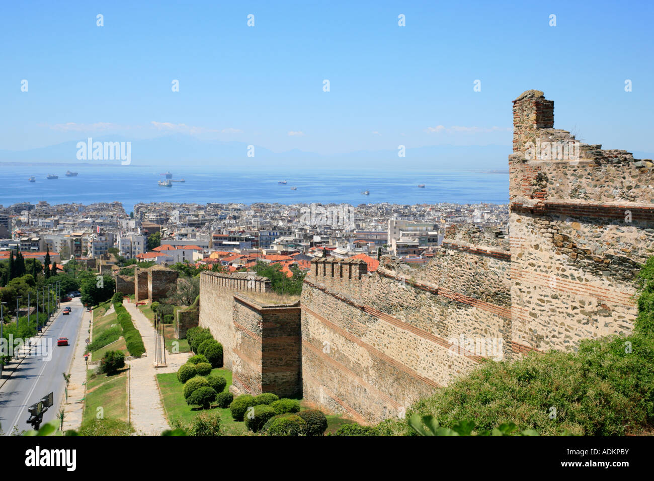 Panoramablick von Saloniki in Griechenland die byzantinische Mauer mit nur sichtbar in der Bucht Olymp Stockfoto