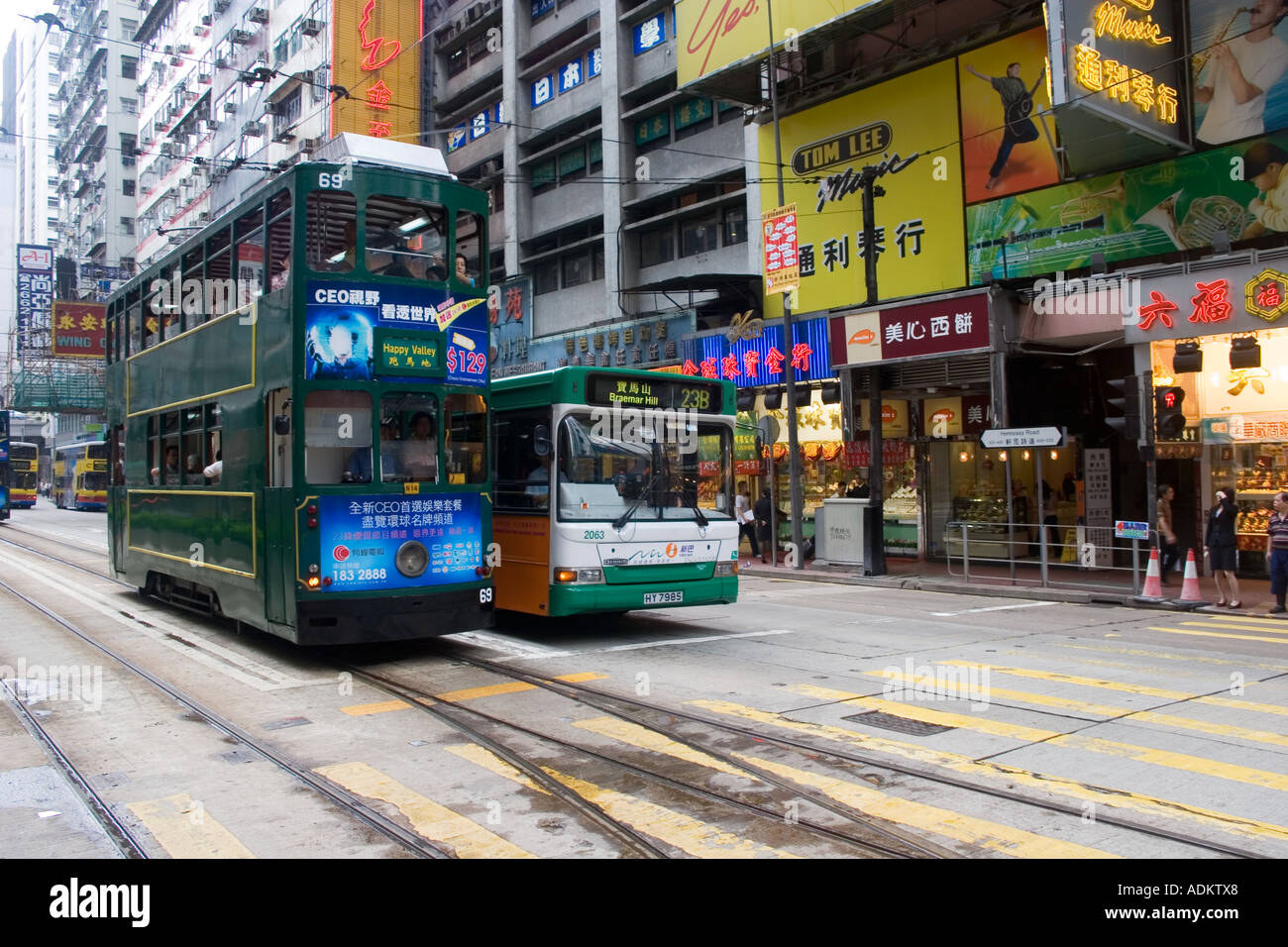 Bus und Straßenbahn in Causeway Bay, Hong Kong. Öffentliche Verkehrsmittel. Stockfoto