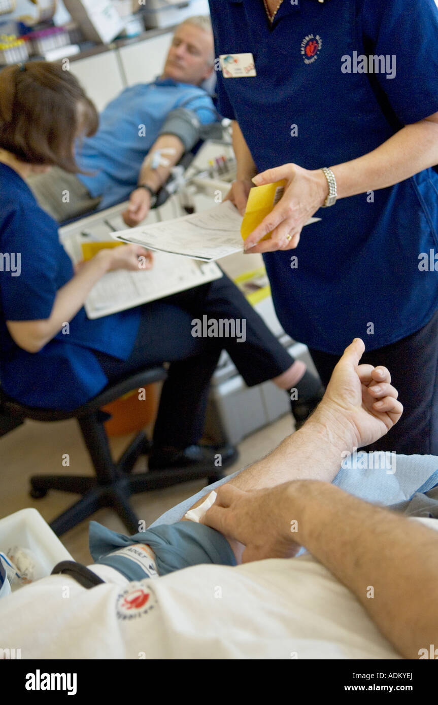 Geber geben Blut oder Blutplättchen an der Tooting Spender Centre St Georges Hospital London 27. Mai 2005 Stockfoto