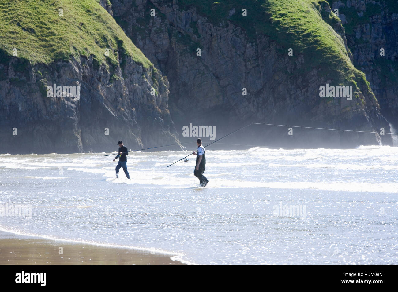 Angeln im Meer am Strand von Rhossili Gower Swansea Südwales Stockfoto