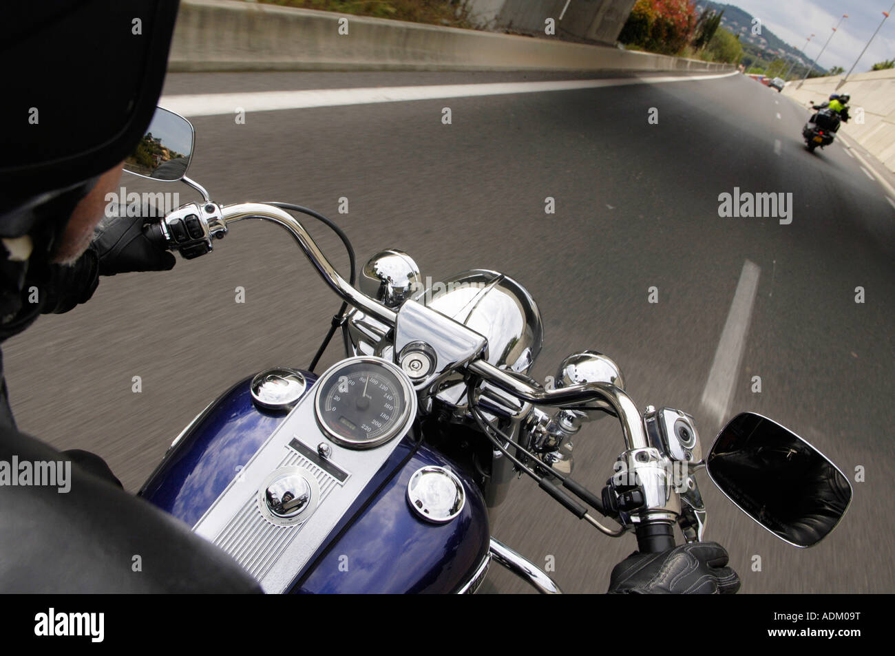 Radfahrer nehmen zahlende Sozius Passagiere auf einer Tour von der französischen Küste in der Nähe von April 2006 Stockfoto