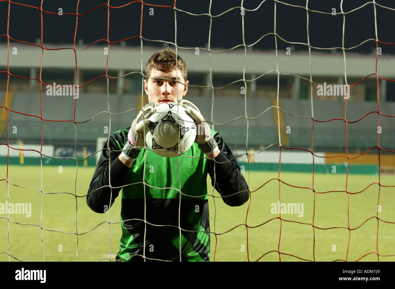 Hält einen Fußball Fußball-Torwart Stockfoto