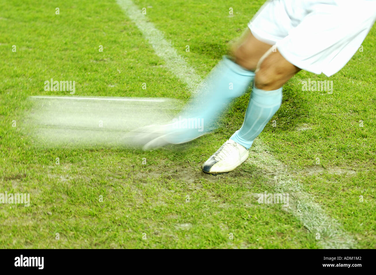 Fußball Spieler treten Stockfoto