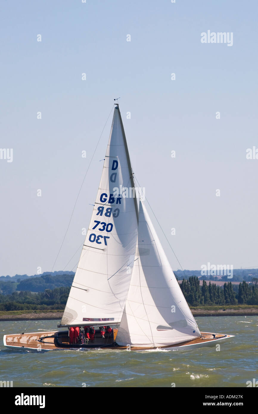 Drachen-Klasse ein Design racing Jolle auf dem Fluss Medway Kent UK 2007 Stockfoto