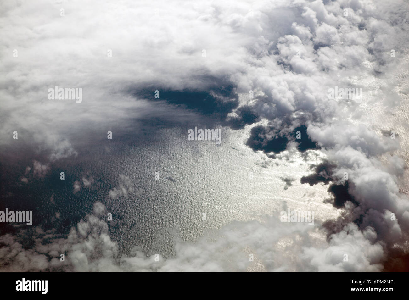 Luftaufnahme über dem Pazifischen Ozean als zwei Wettersysteme zu erfüllen Stockfoto