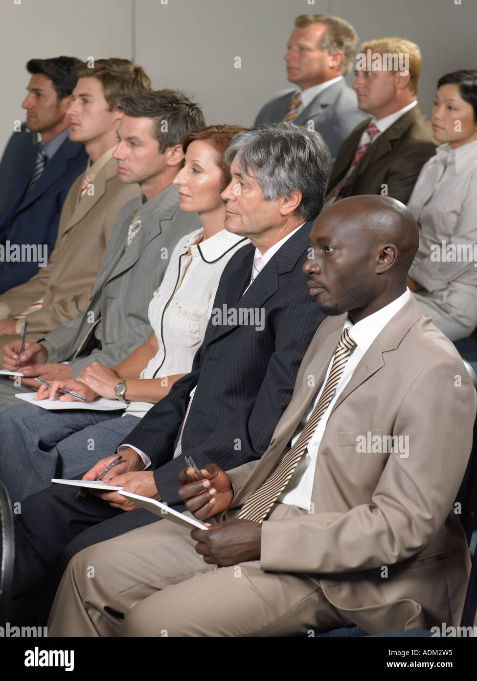 Büroangestellte, die einen Vortrag anhören Stockfoto