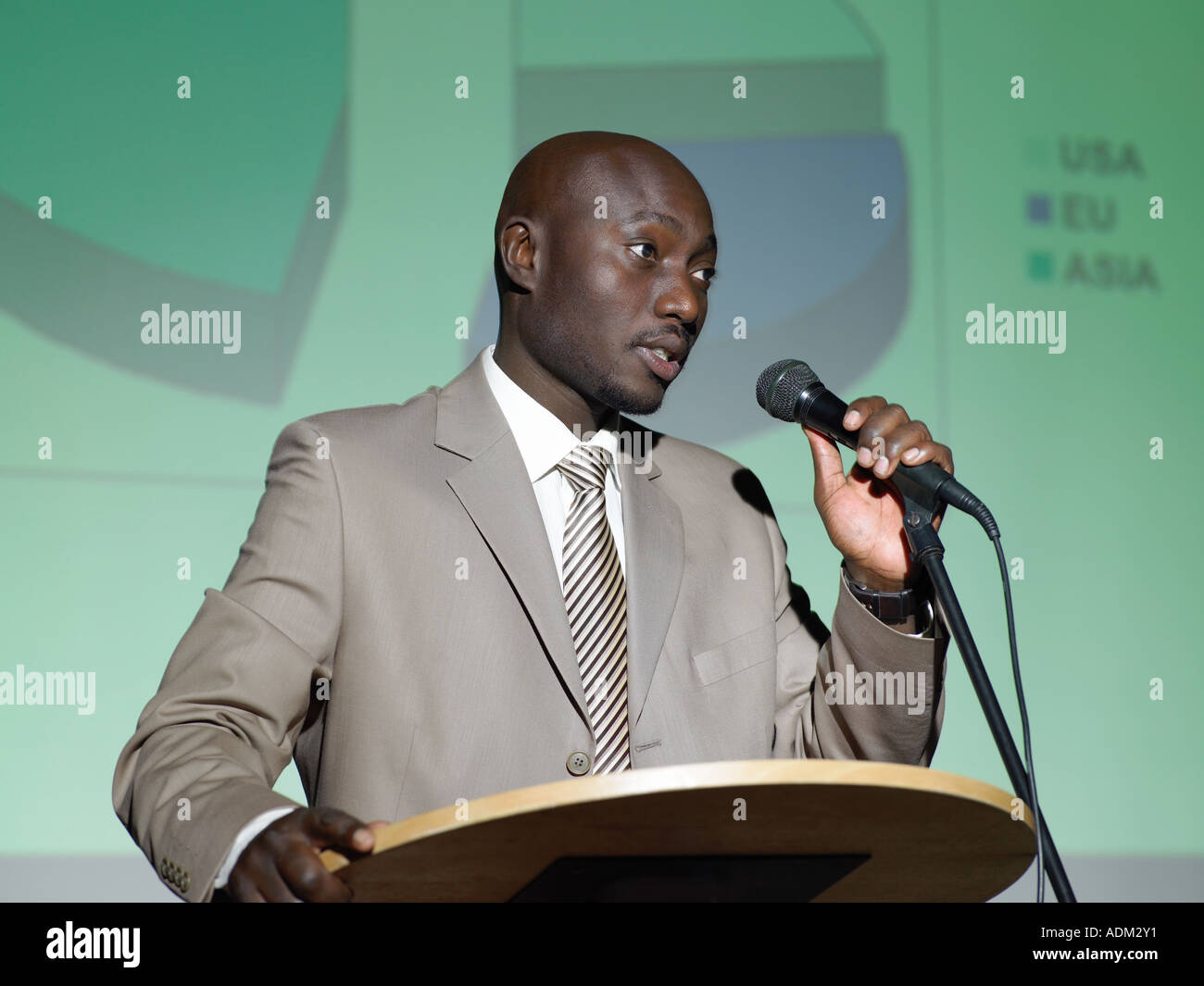 Geschäftsmann hält eine Rede Stockfoto