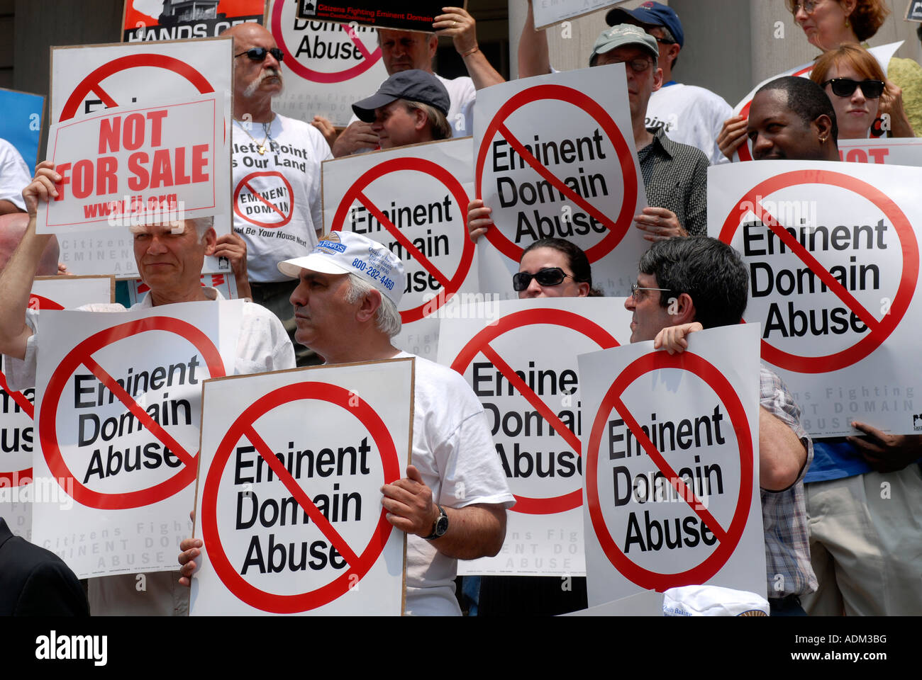 Eigentümer und Mieter zu sammeln, auf den Stufen des New York City Hall gegen die Regierung s Missbrauch von Eminent domain Stockfoto