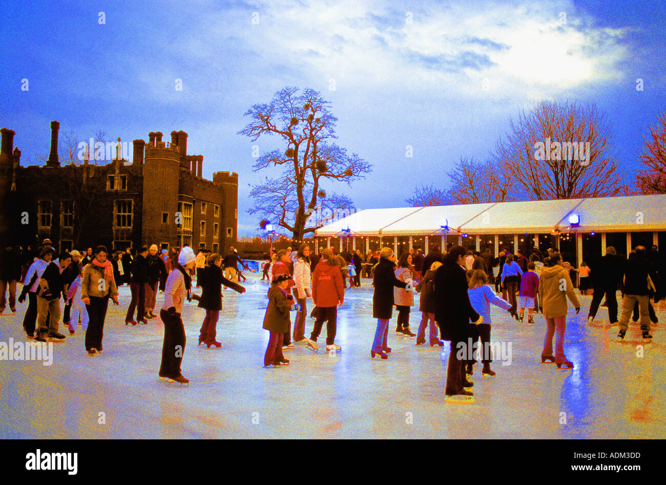 Arty Version der Eisläufer im Hampton Court Palace saisonale Ice Rink East Molesey Surrey England Stockfoto