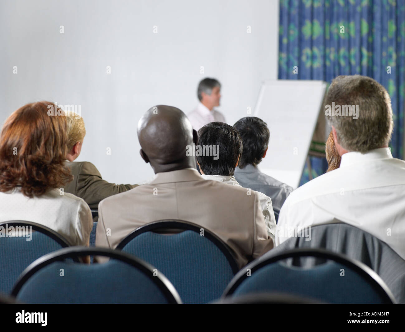 Büroangestellte, die einen Vortrag anhören Stockfoto