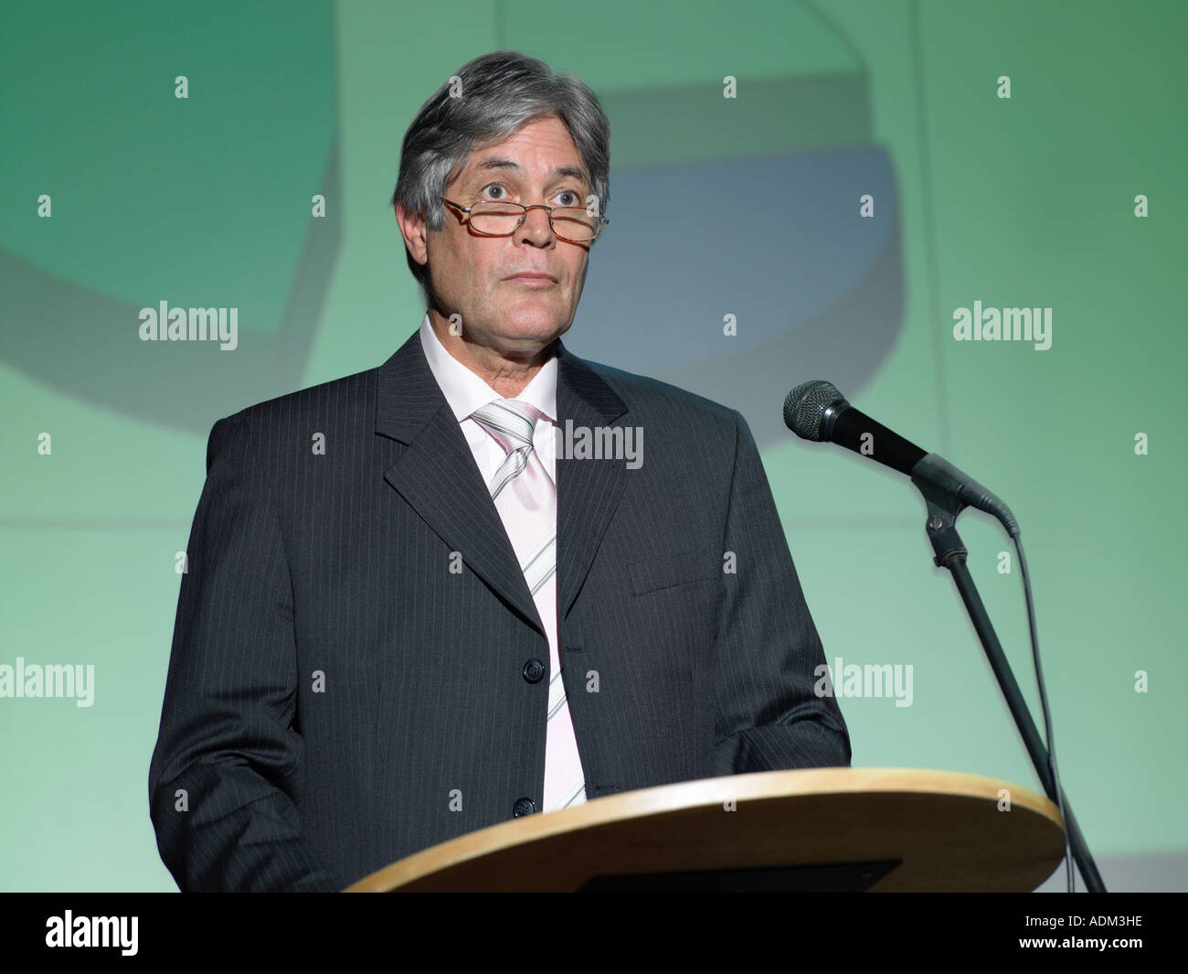 Geschäftsmann hält eine Rede Stockfoto