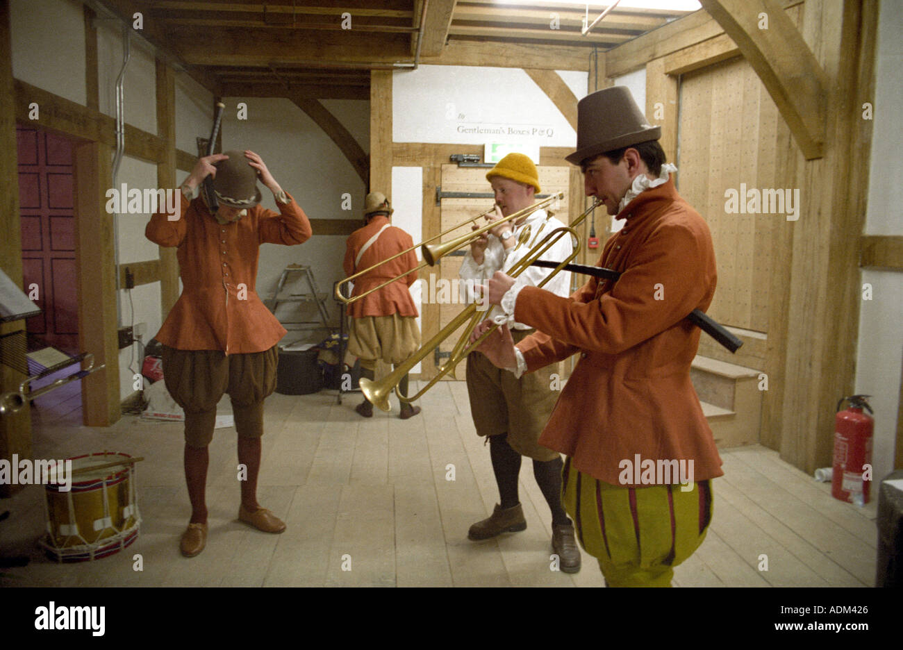 Musiker treffen letzte Vorbereitungen vor der Premiere des umgebauten Globe Theatre in London UK fotografieren Jason Bye Stockfoto
