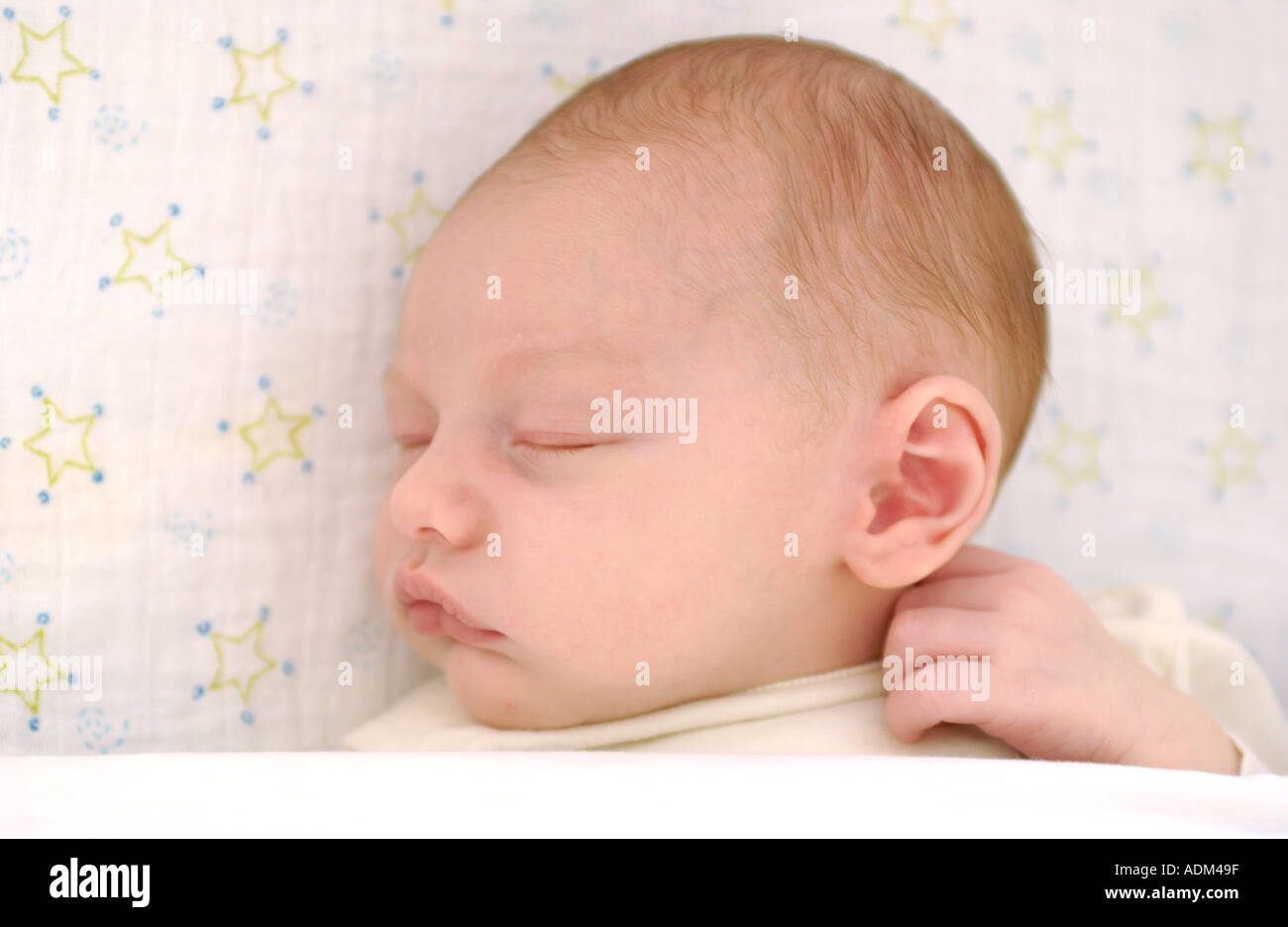 Neugeborene schlafen im Bett Stockfoto